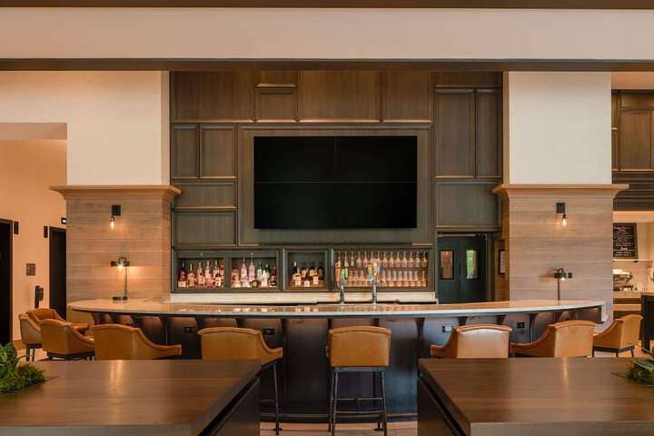 Lounge 72 of 82